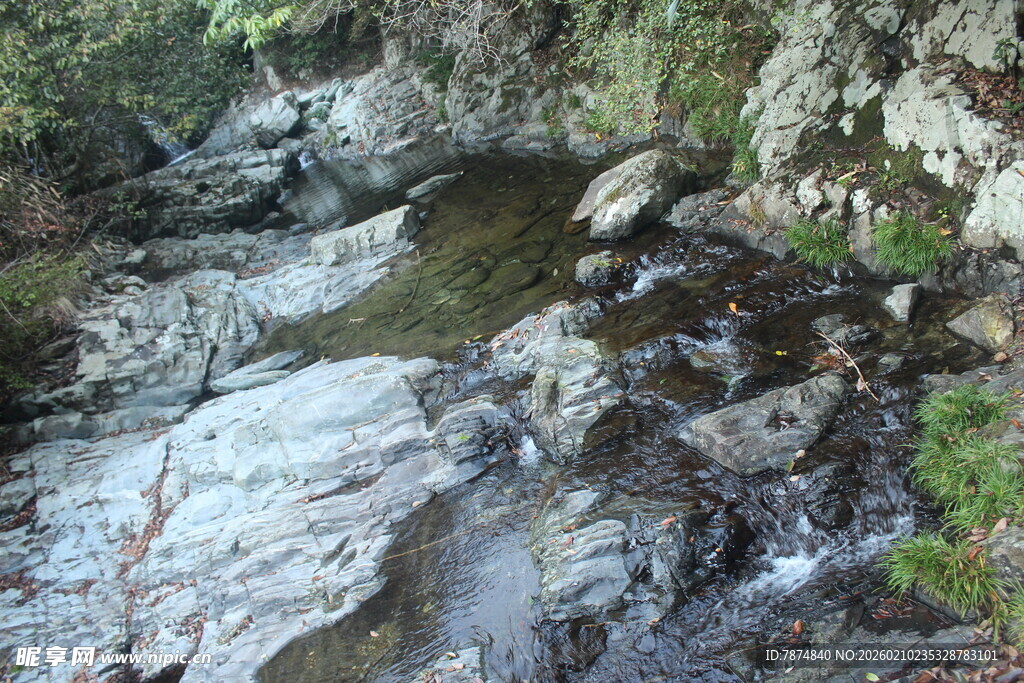 婺源山间溪流潺潺 石间清泉