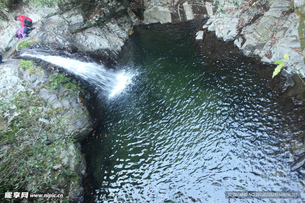 婺源山间瀑布下的碧绿潭水