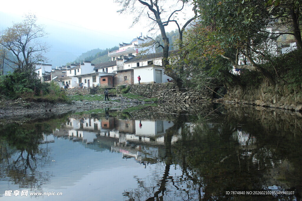 婺源江南水乡宁静村落倒影