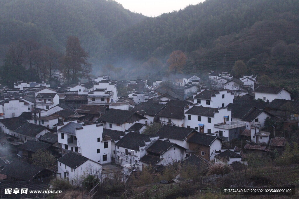 婺源山村晨景 白墙黑瓦映薄雾