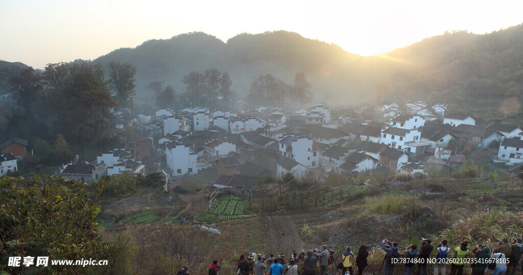 婺源夕阳下的山村观景人群