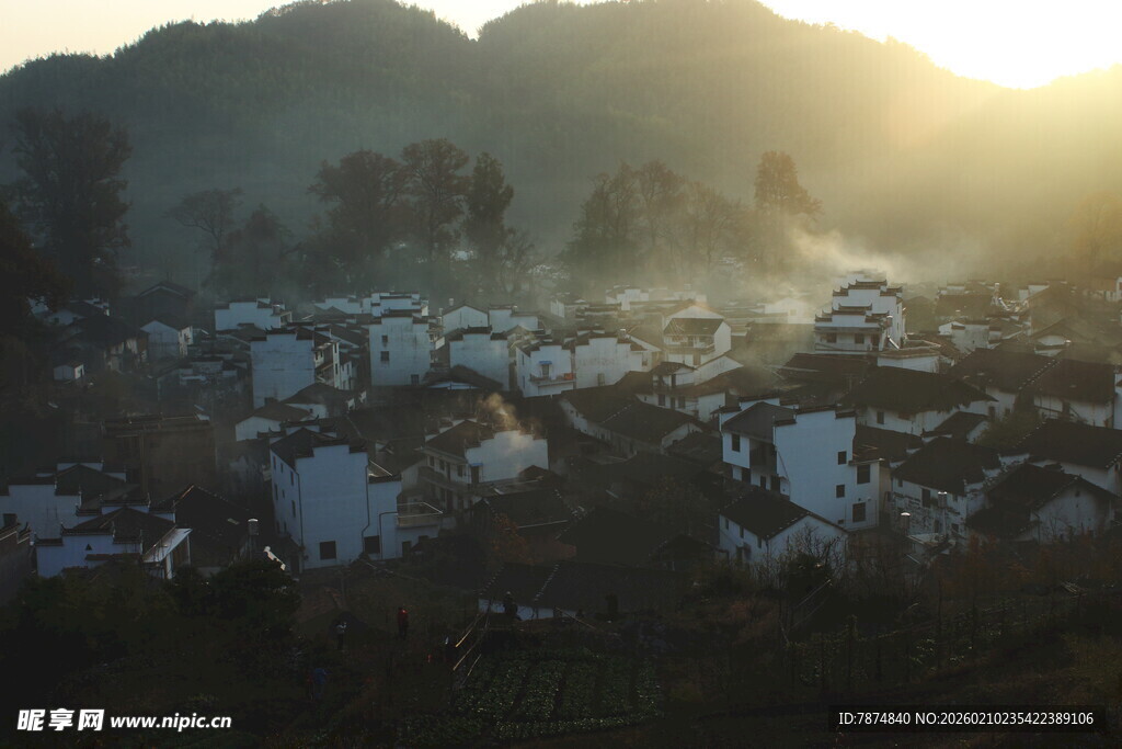 婺源山村晨曦 阳光洒落村落