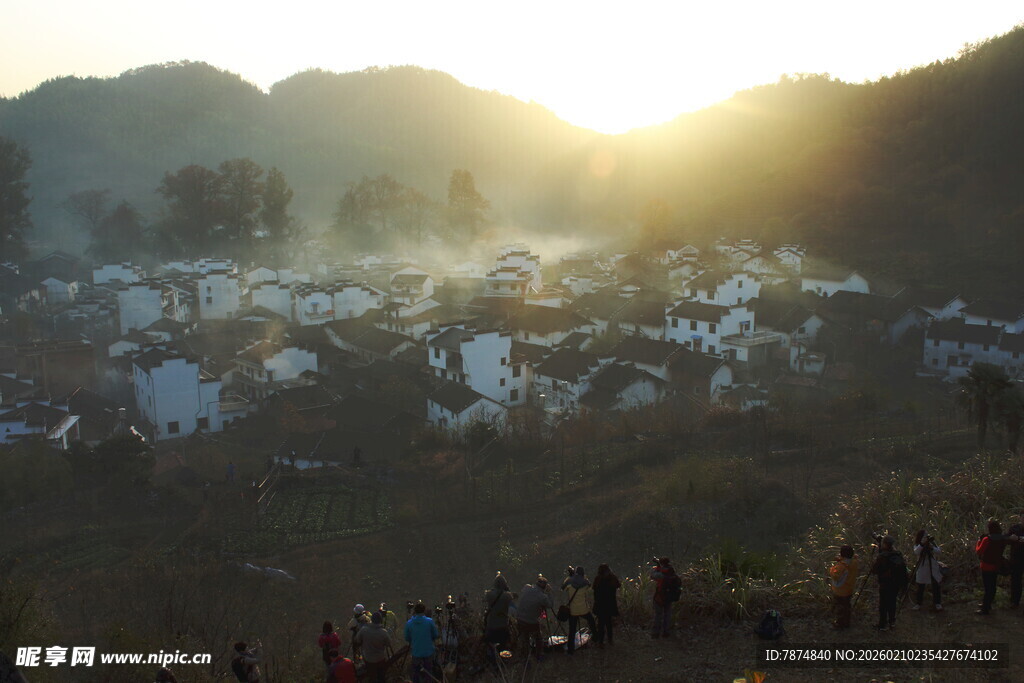 婺源夕阳下的山间观景人群