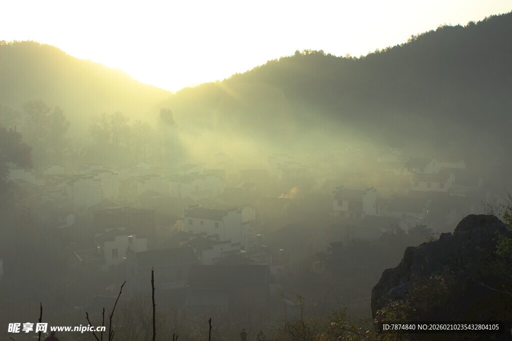 婺源山间晨雾中的金色阳光