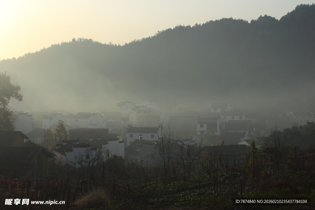 婺源山间晨雾中的静谧村落