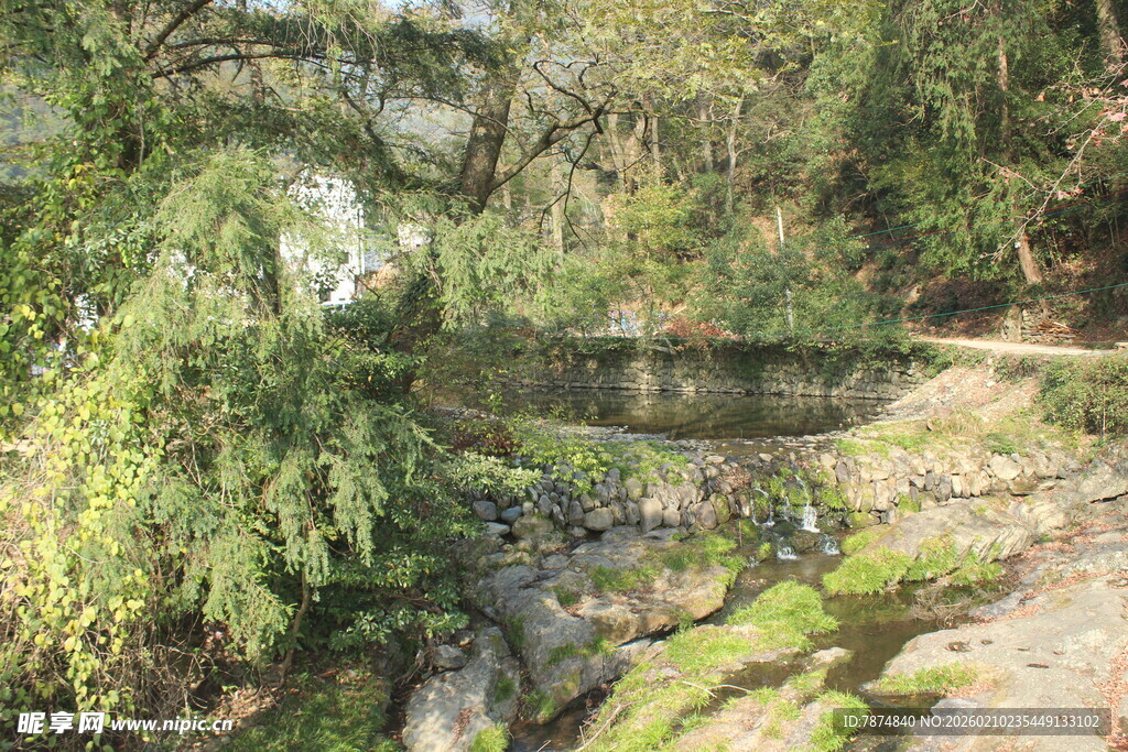 婺源山间清幽溪流景观