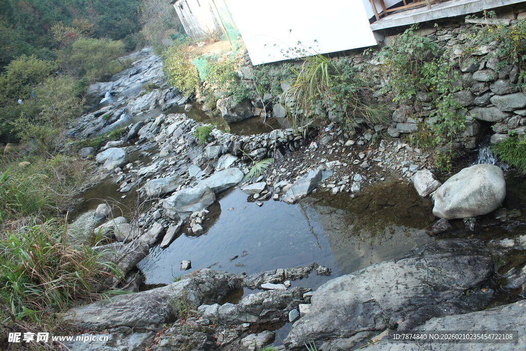 婺源山间清澈小水潭景色