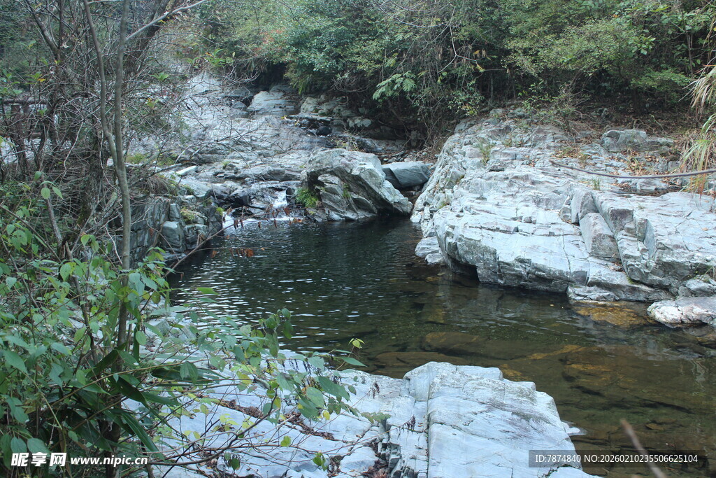 婺源山间溪流与岩石景观