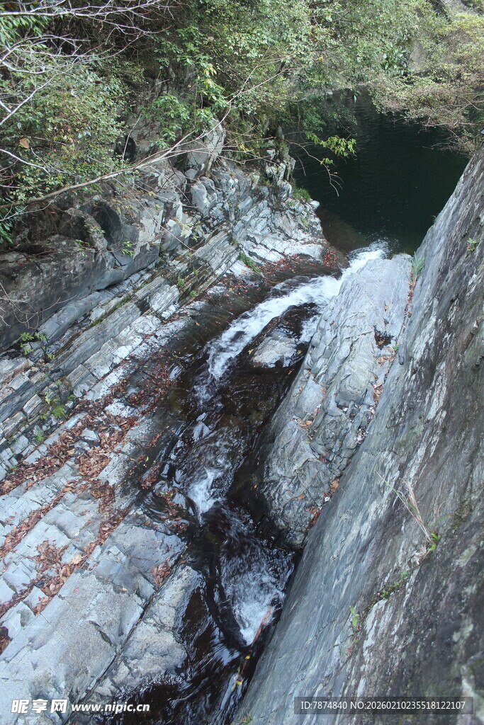 婺源山间溪流穿岩石