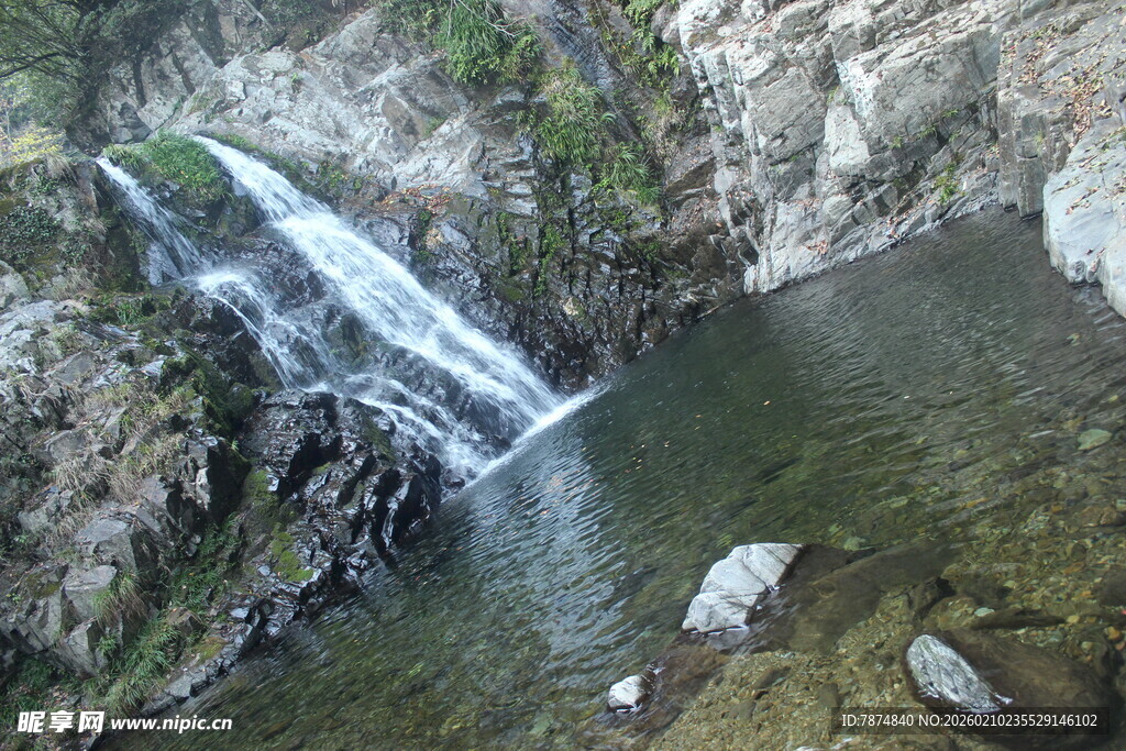 婺源山间小瀑布 清澈潭水