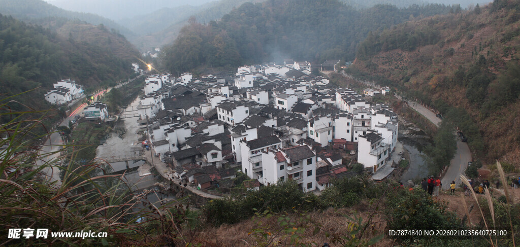 婺源雾中古朴村落俯瞰美景