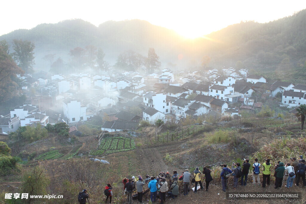 婺源日出下的山间徒步人群