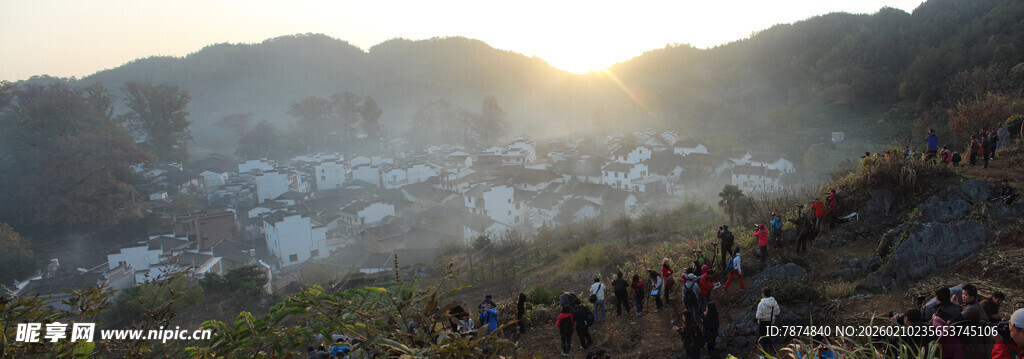 婺源山顶人群赏日出美景