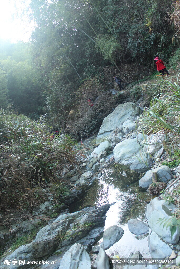 婺源山间溪流旁的徒步场景