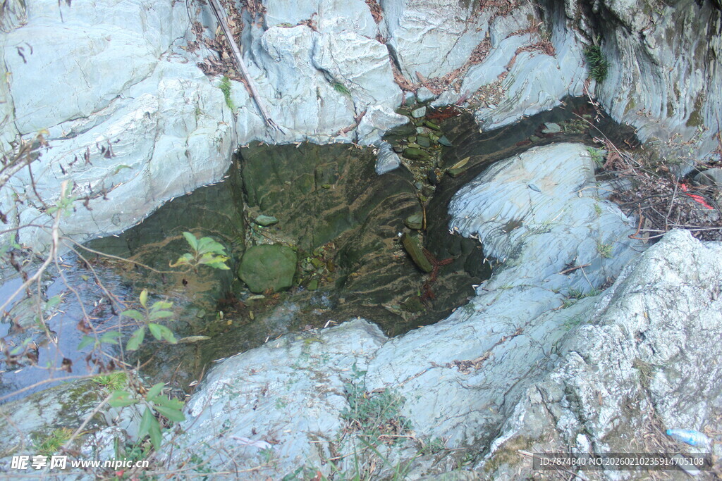 婺源山间幽潭 藏于岩石之间