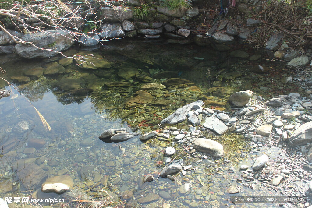 婺源山间清澈小水潭