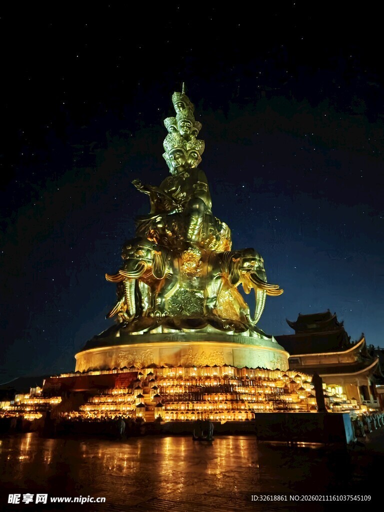峨眉山夜晚璀璨的大型金色雕像