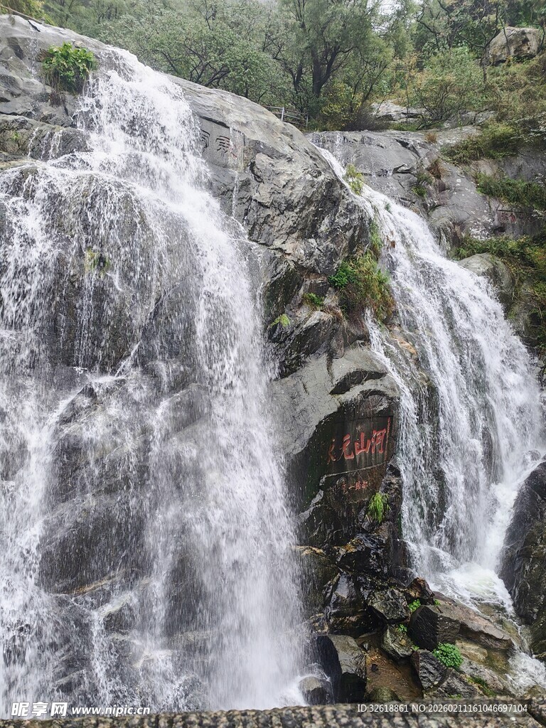 山间瀑布景观