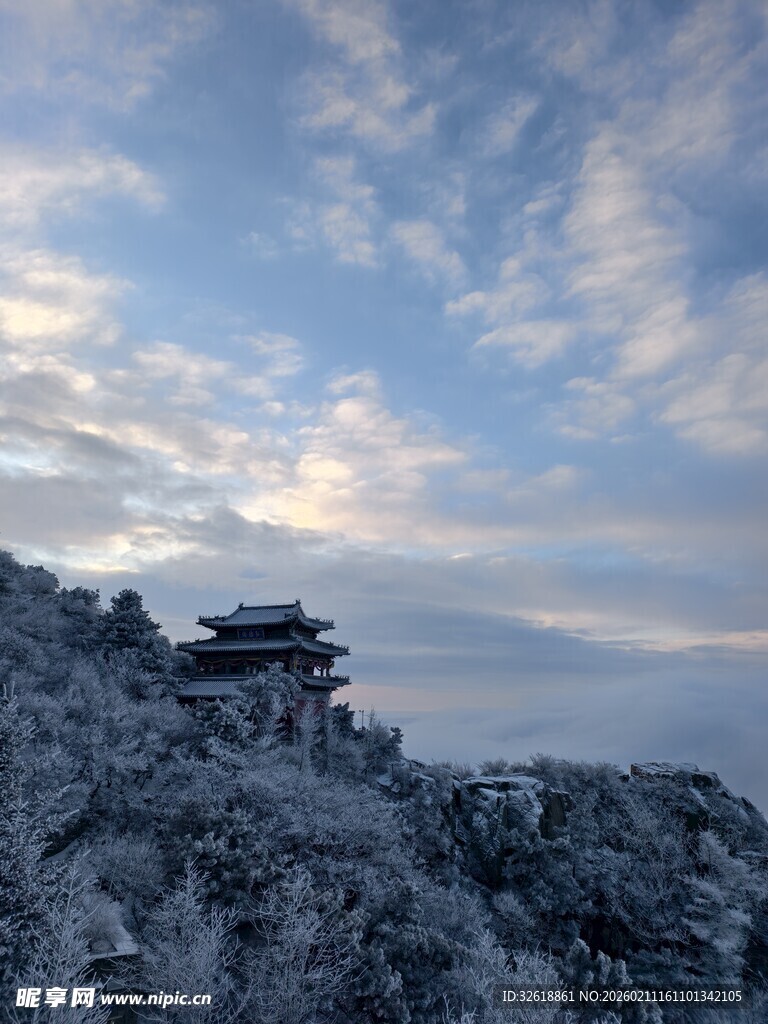 泰山雪覆山峦中的古朴楼阁