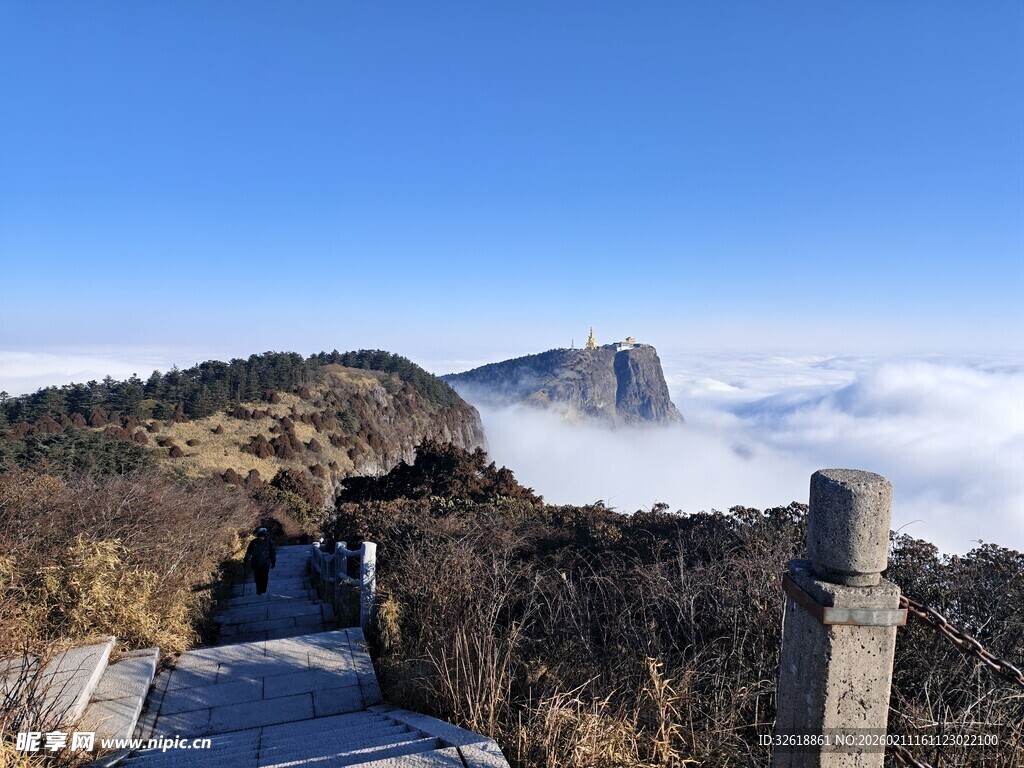 泰山山间栈道云海壮丽景观