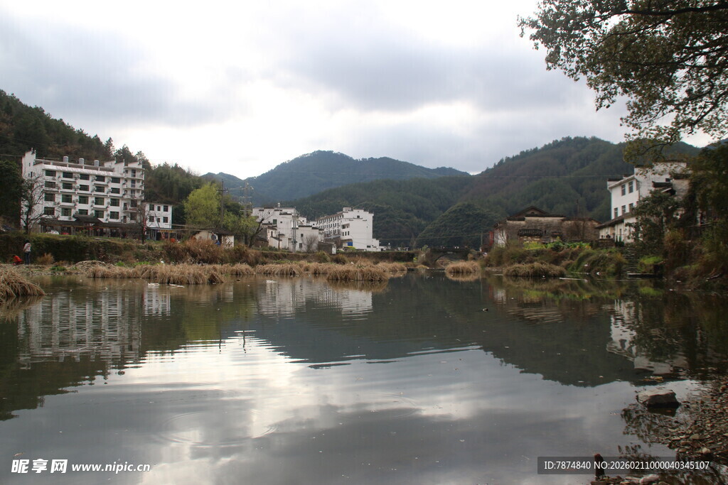 婺源山水相依的宁静村落