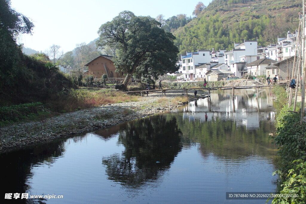 婺源宁静乡村小河畔美丽景致