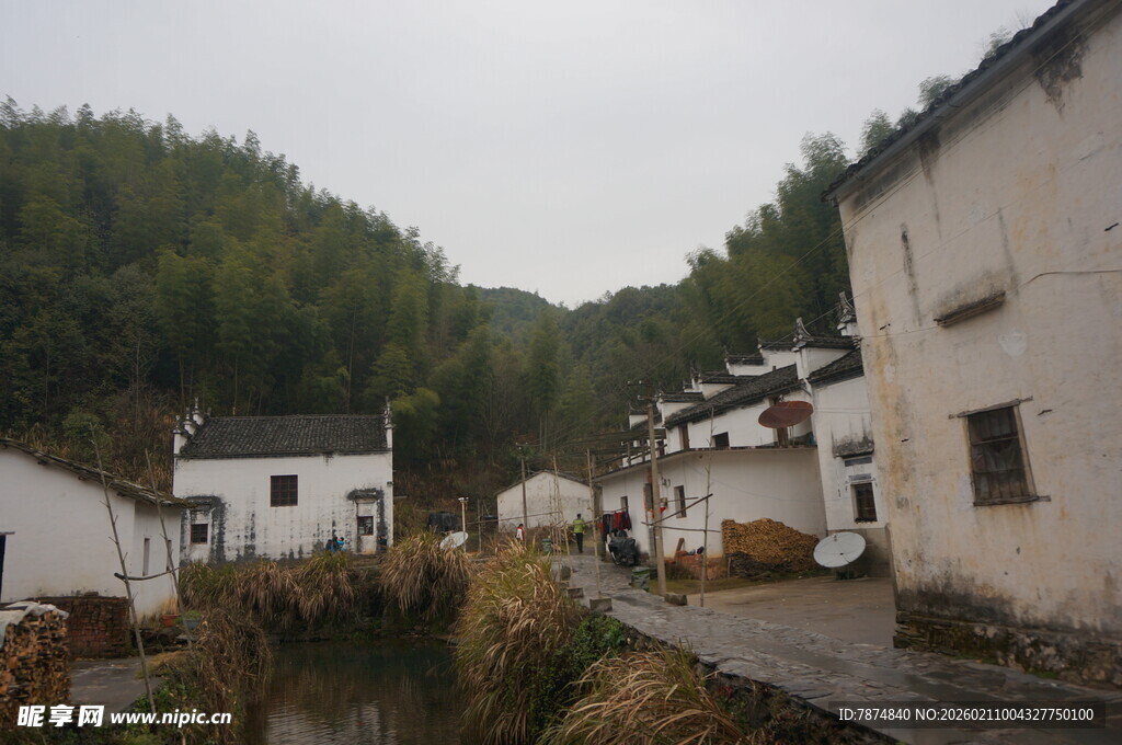 婺源山村白墙黑瓦的宁静小巷