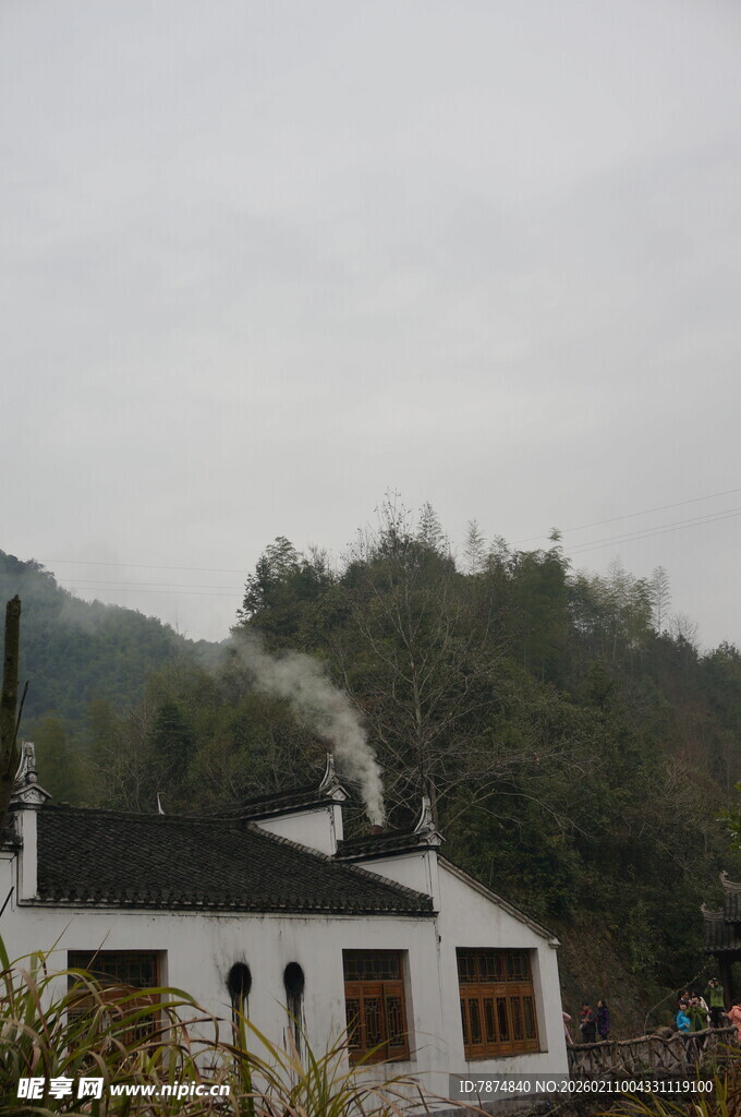 婺源山间小屋炊烟袅袅