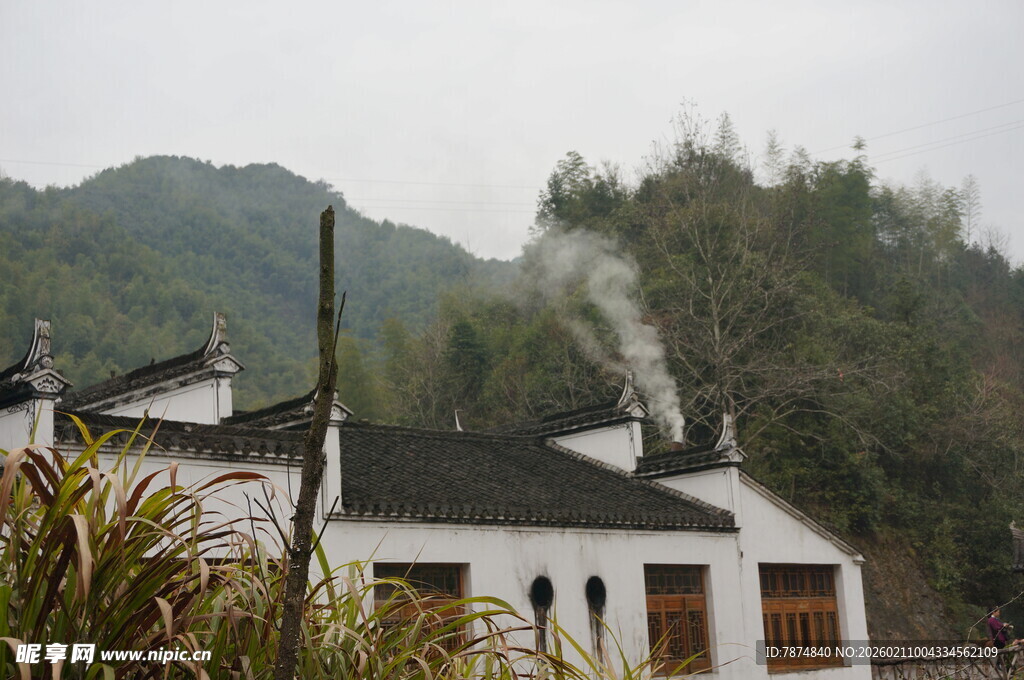 婺源山村人家 袅袅炊烟升起
