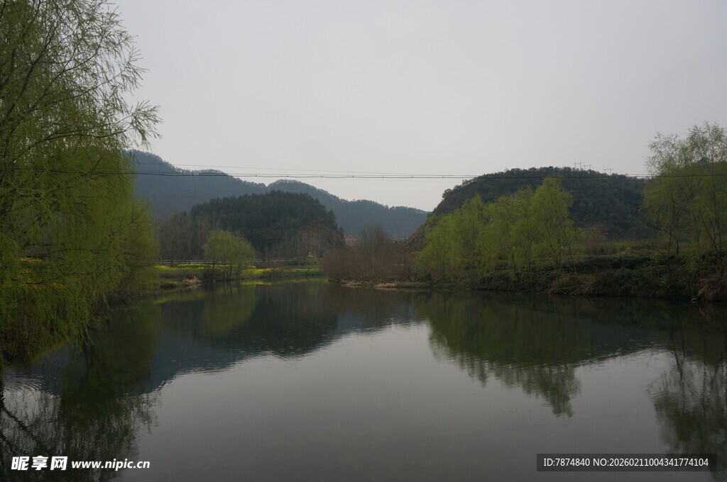 婺源宁静湖畔春色倒影如画