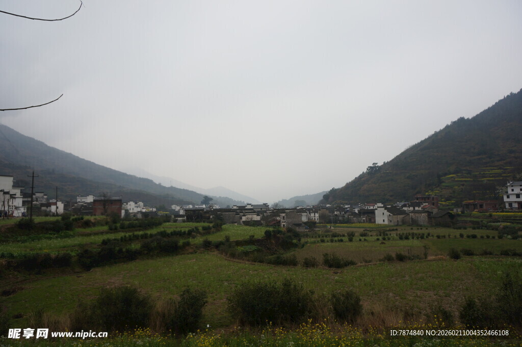 婺源山间绿野中的宁静村落