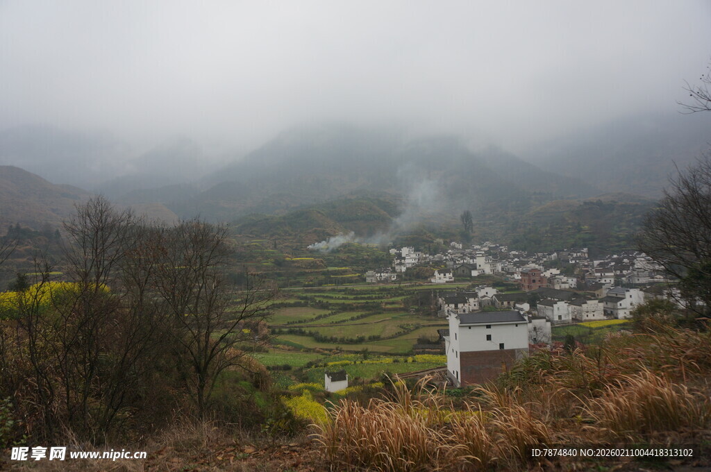 婺源云雾缭绕中的山村景致