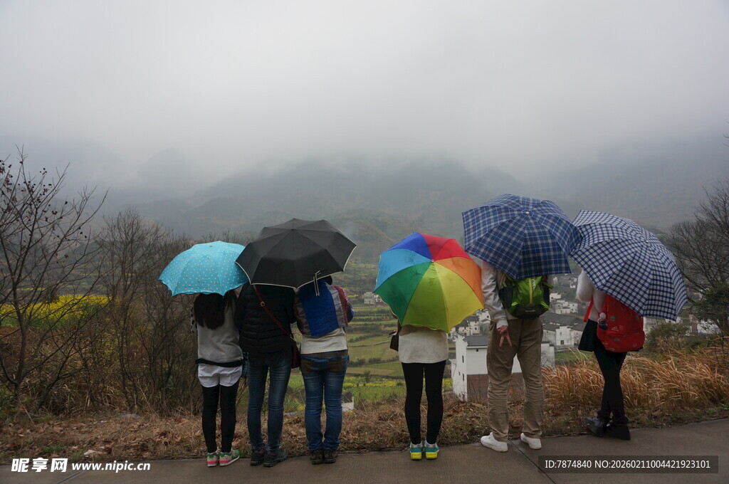 婺源雨中撑伞人群的户外景象