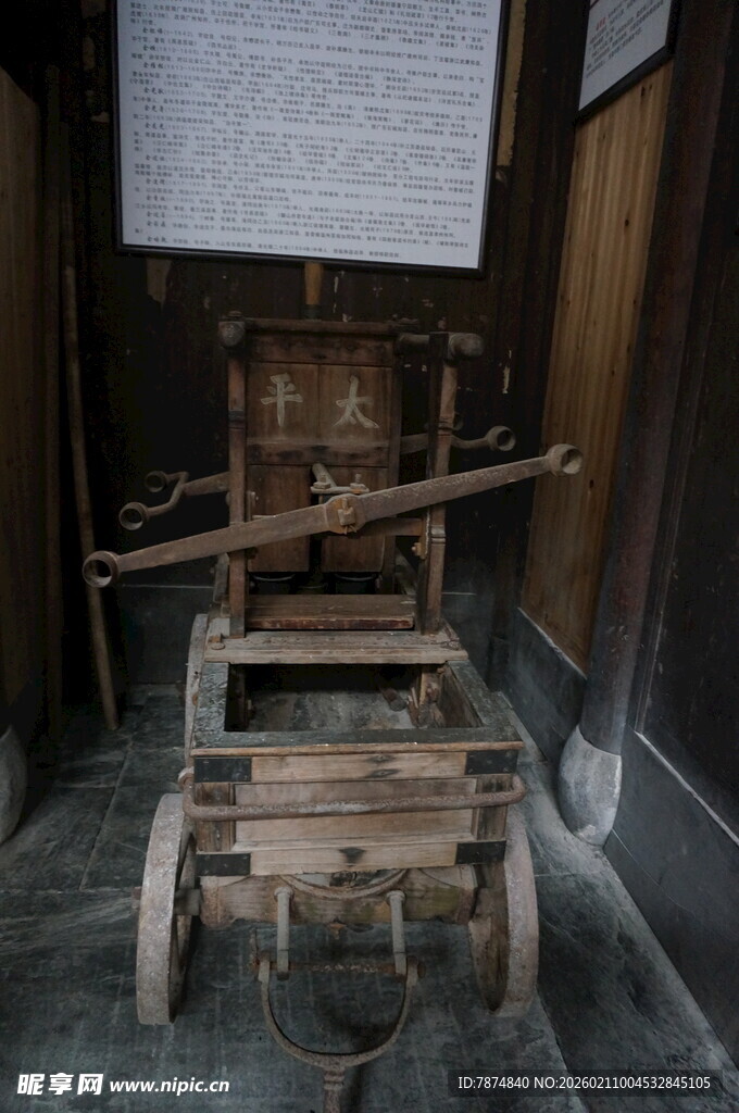 婺源古老木制手推车展示