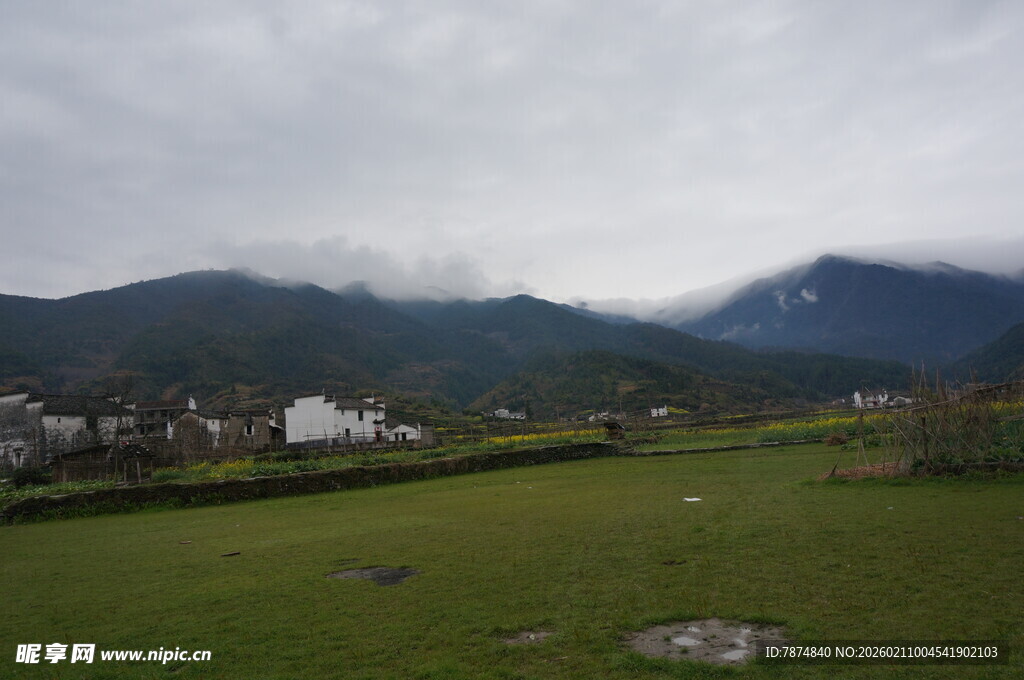 婺源山间绿野中的宁静村落