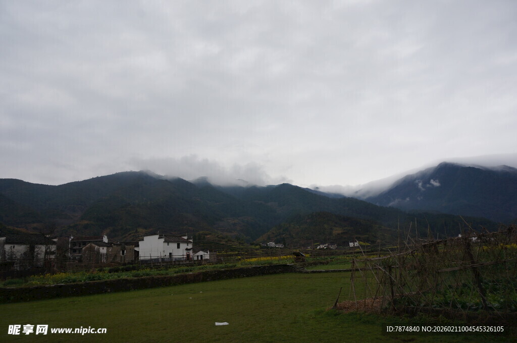 婺源云雾缭绕的山间田园景色