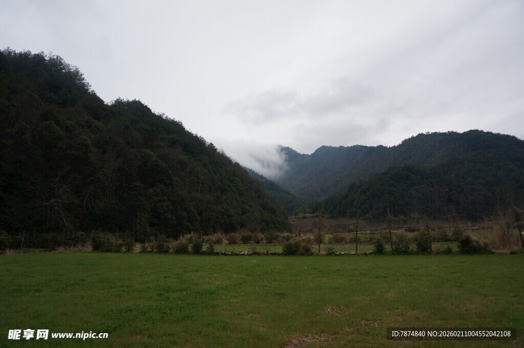 婺源山间绿野 云雾缭绕之景
