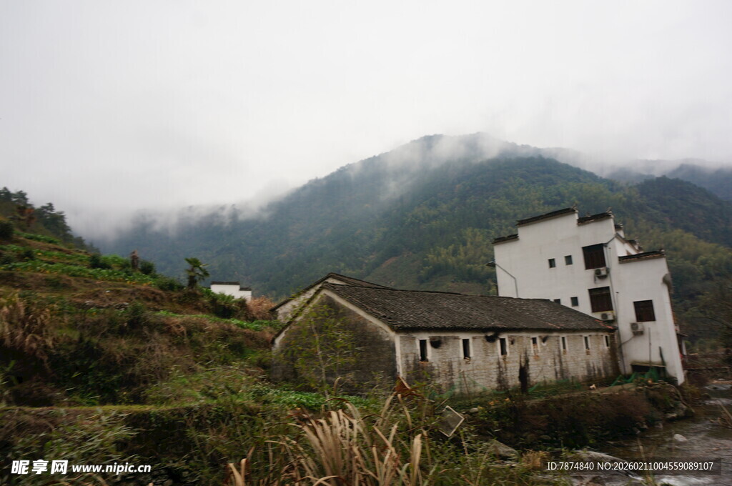 婺源山间云雾中的古朴村落