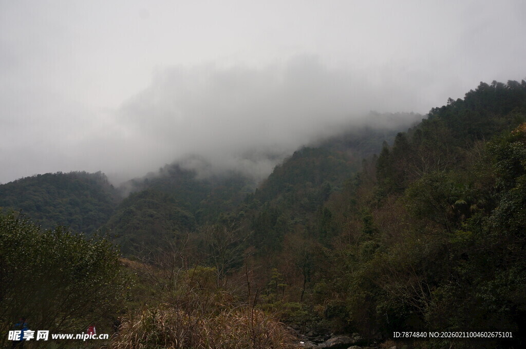 婺源云雾缭绕的山峦美景