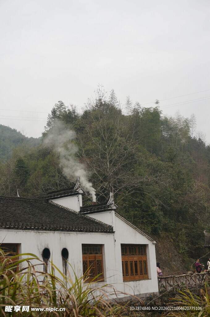 婺源山间小屋炊烟袅袅