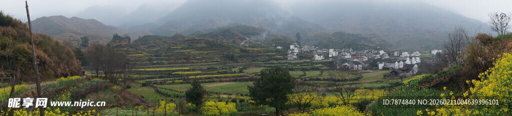 婺源山间美景 云雾缭绕的村落