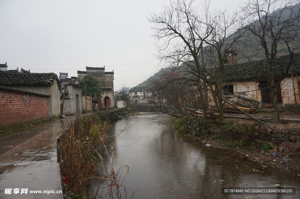 婺源乡村水畔古朴民居景象