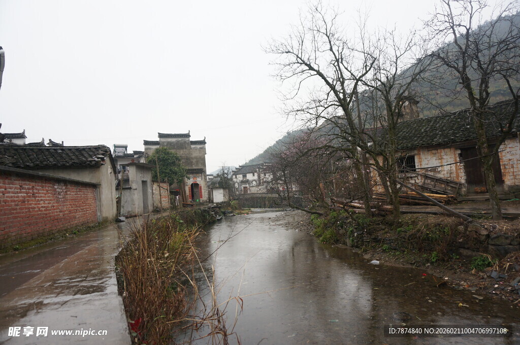 婺源乡村小河畔的古朴景致