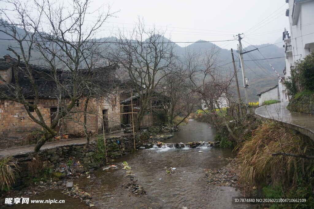 婺源乡村冬日溪边古朴景象