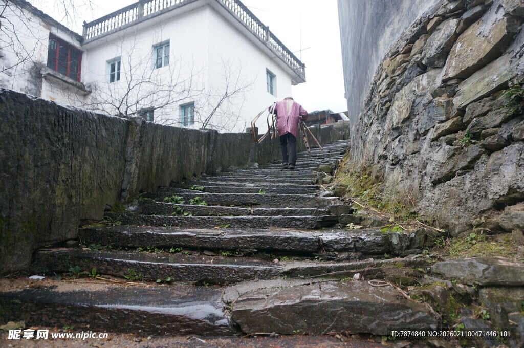婺源山间石阶上的徒步者