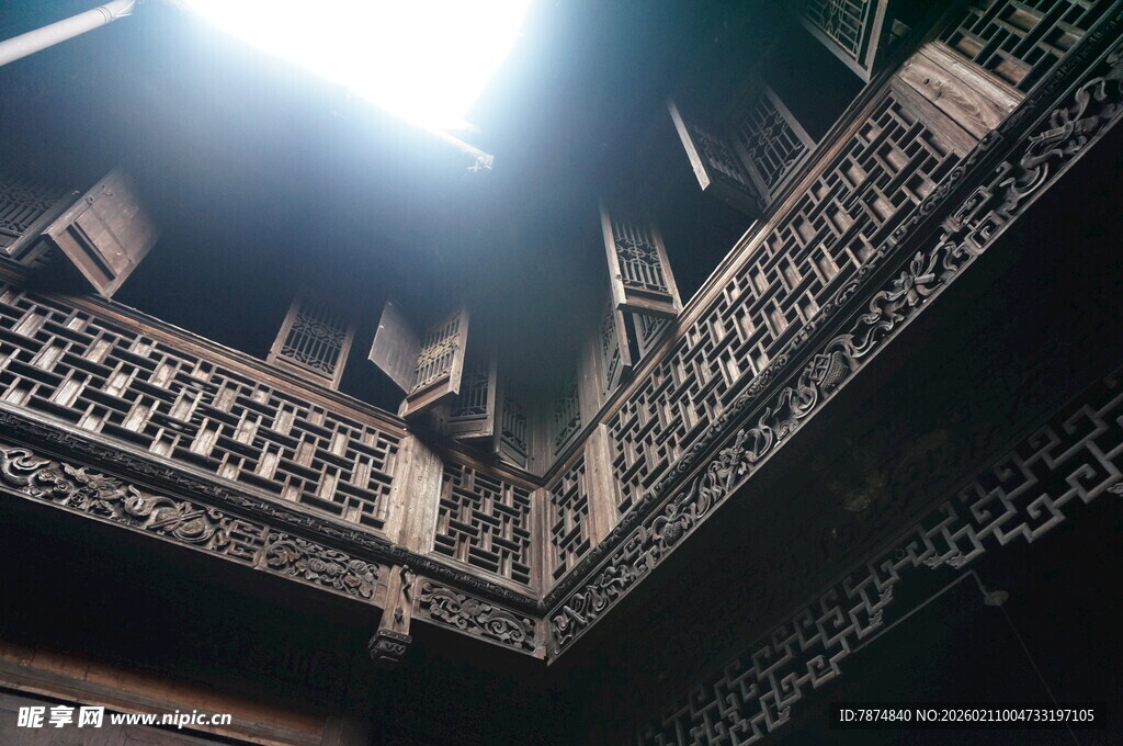 婺源中式古建筑屋檐木雕细节