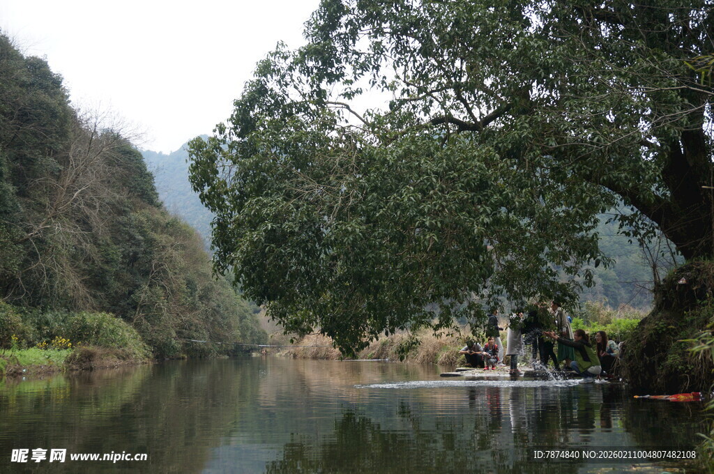 婺源宁静河畔的自然美景
