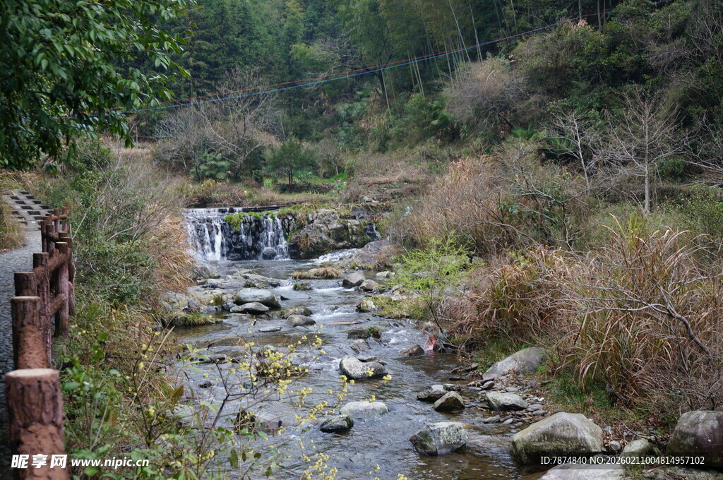 婺源山间小溪景观
