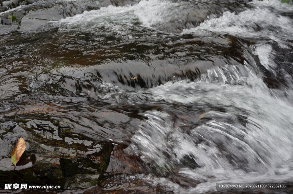 婺源山间溪流湍急的美丽景象