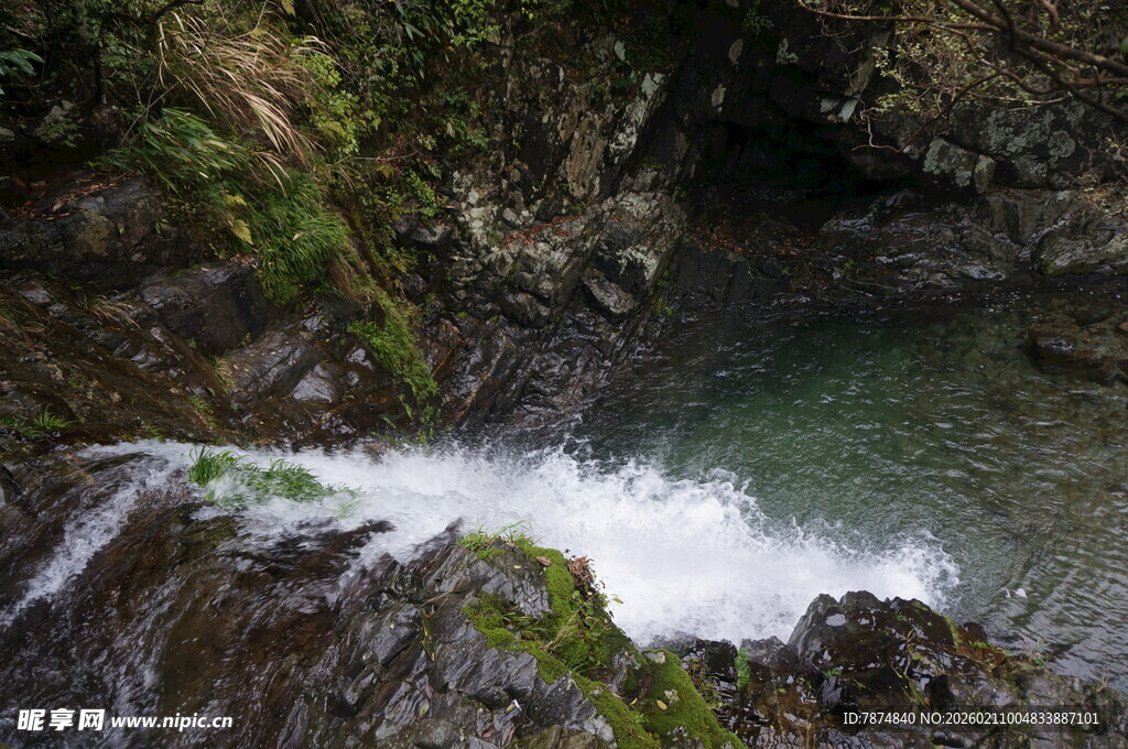 婺源山间溪流瀑布景观